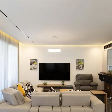 Coral Cove Villa By The Beach With Modern Elegance